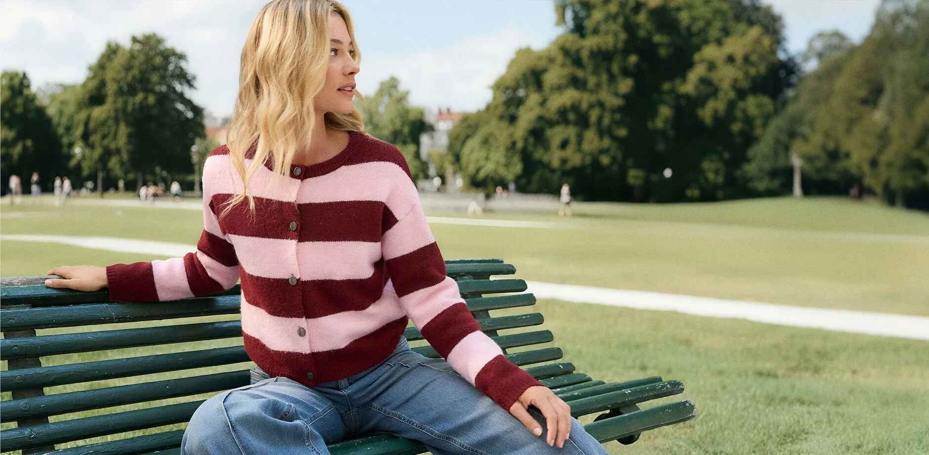 Una maglietta a righe abbinata a jeans blu.