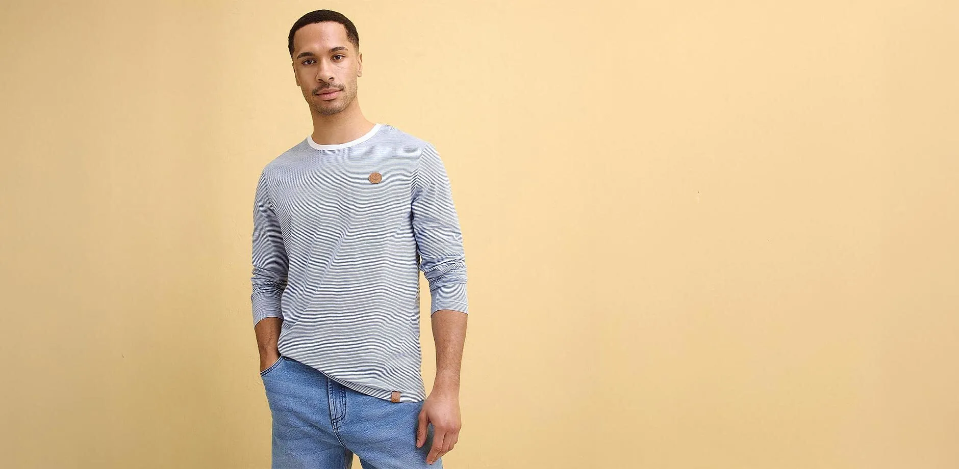 Maglietta a maniche lunghe azzurra e jeans. 