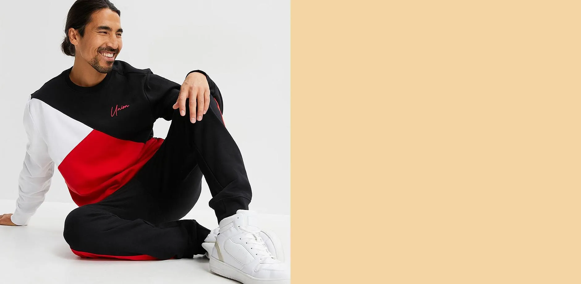 Moderno completo da jogging composto da felpa girocollo e pantaloni da jogging.