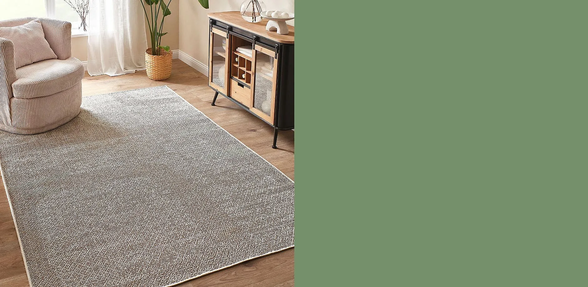 Un morbido tappeto e tende leggere creano un'atmosfera accogliente.