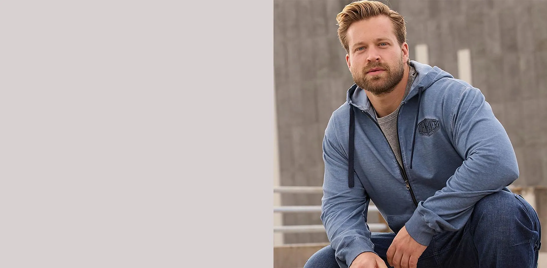 Felpa con cappuccio dall'effetto slavato e jeans.