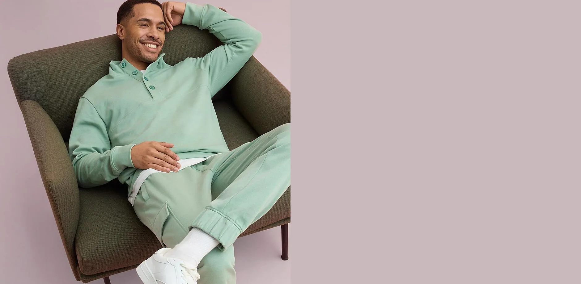 Felpa verde menta e pantaloni della tuta abbinati.