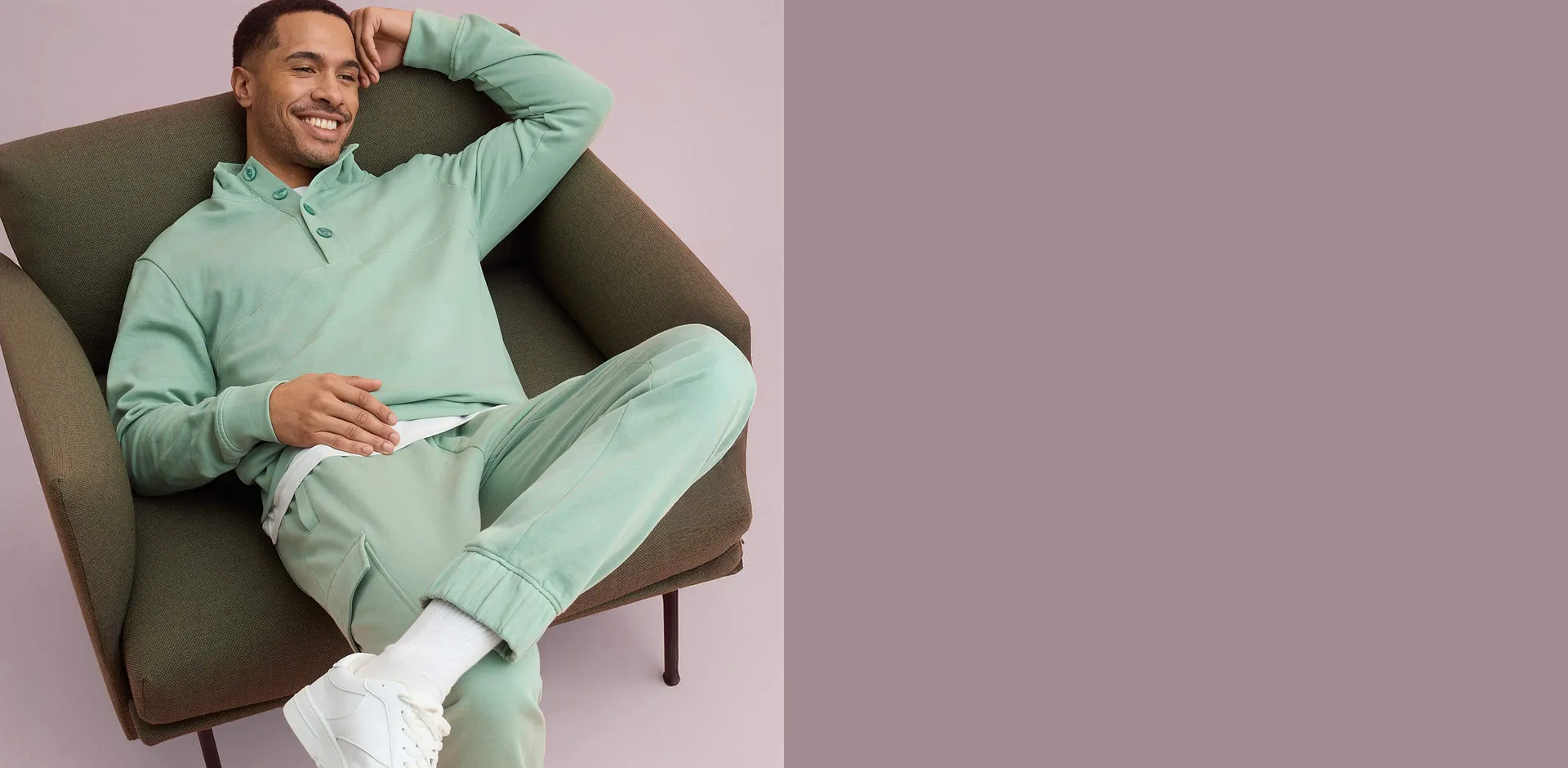 Felpa verde menta e pantaloni della tuta abbinati.