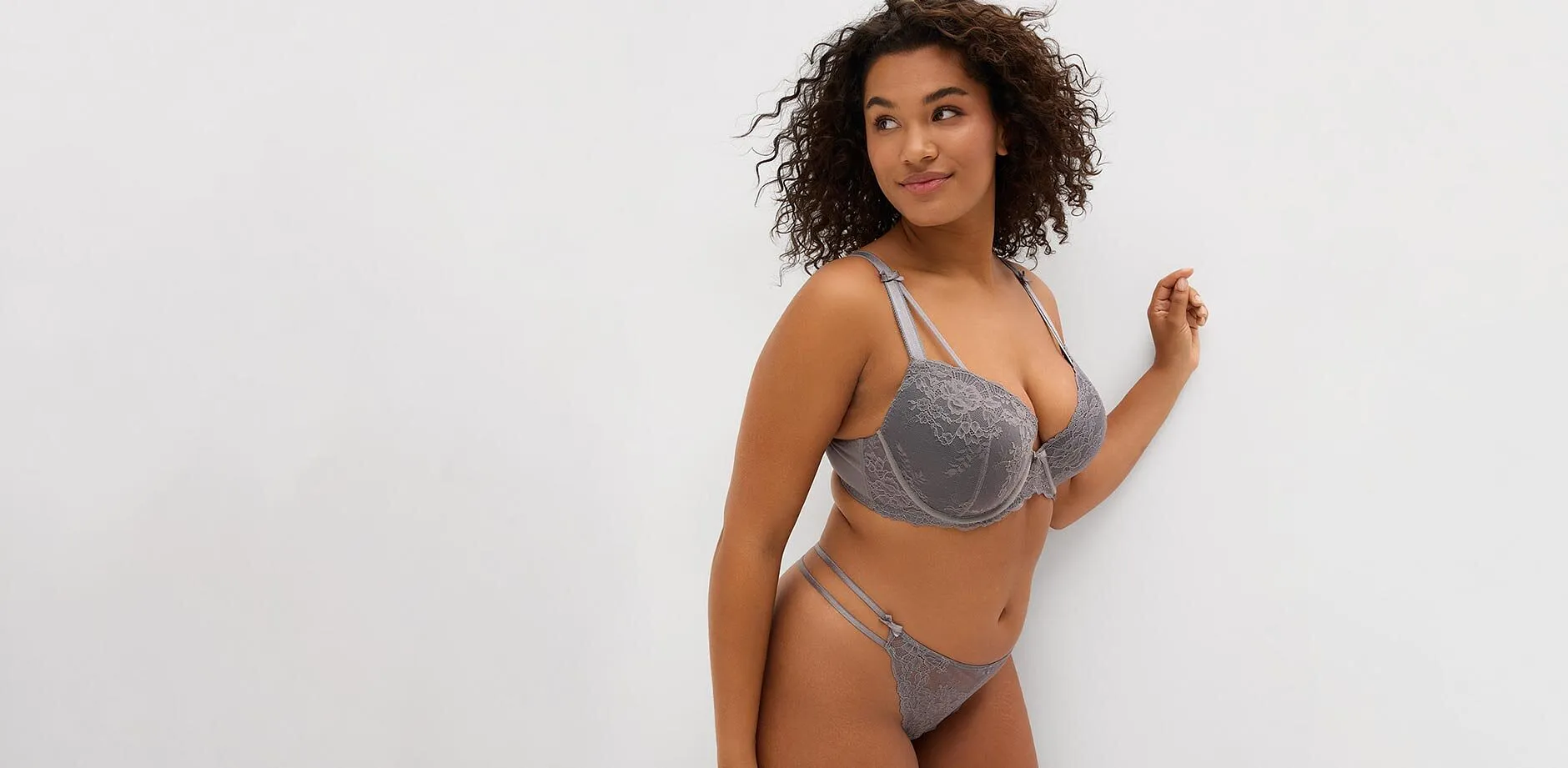 Elegante lingerie grigia in pizzo con dettagli raffinati 