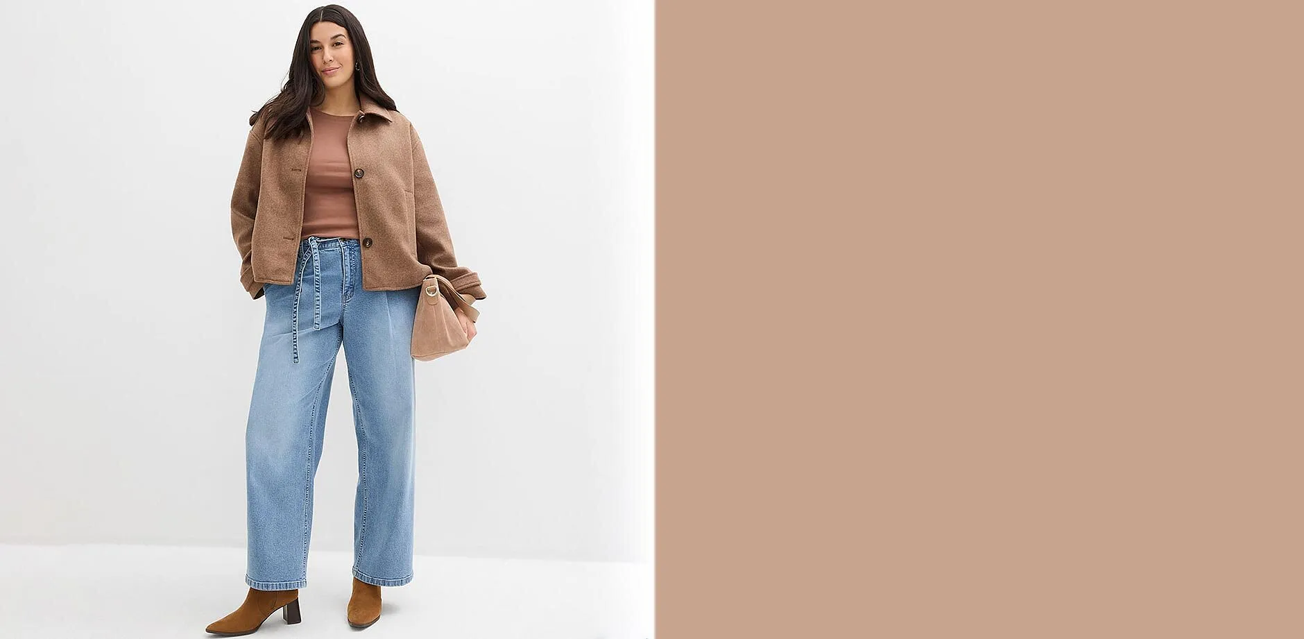 Giacca, camicia e jeans larghi nei toni del marrone e del blu.