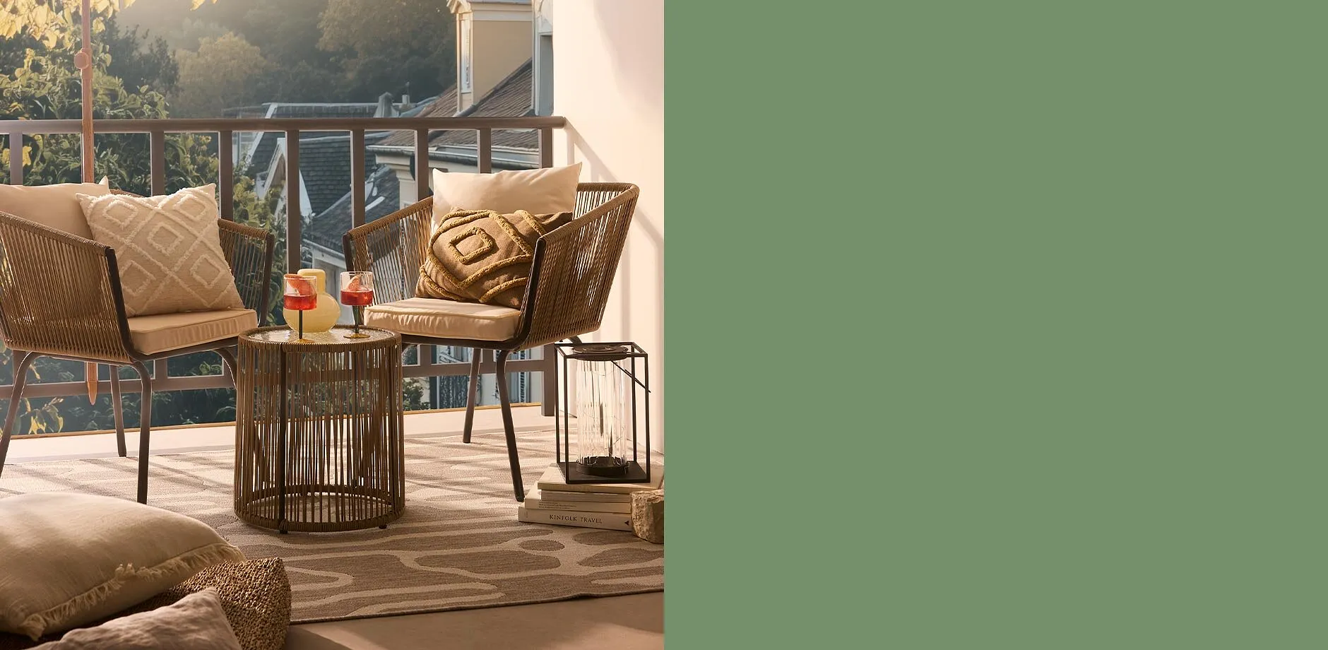 Comode sedie in rattan con morbidi cuscini e lanterne decorative su un'elegante terrazza.