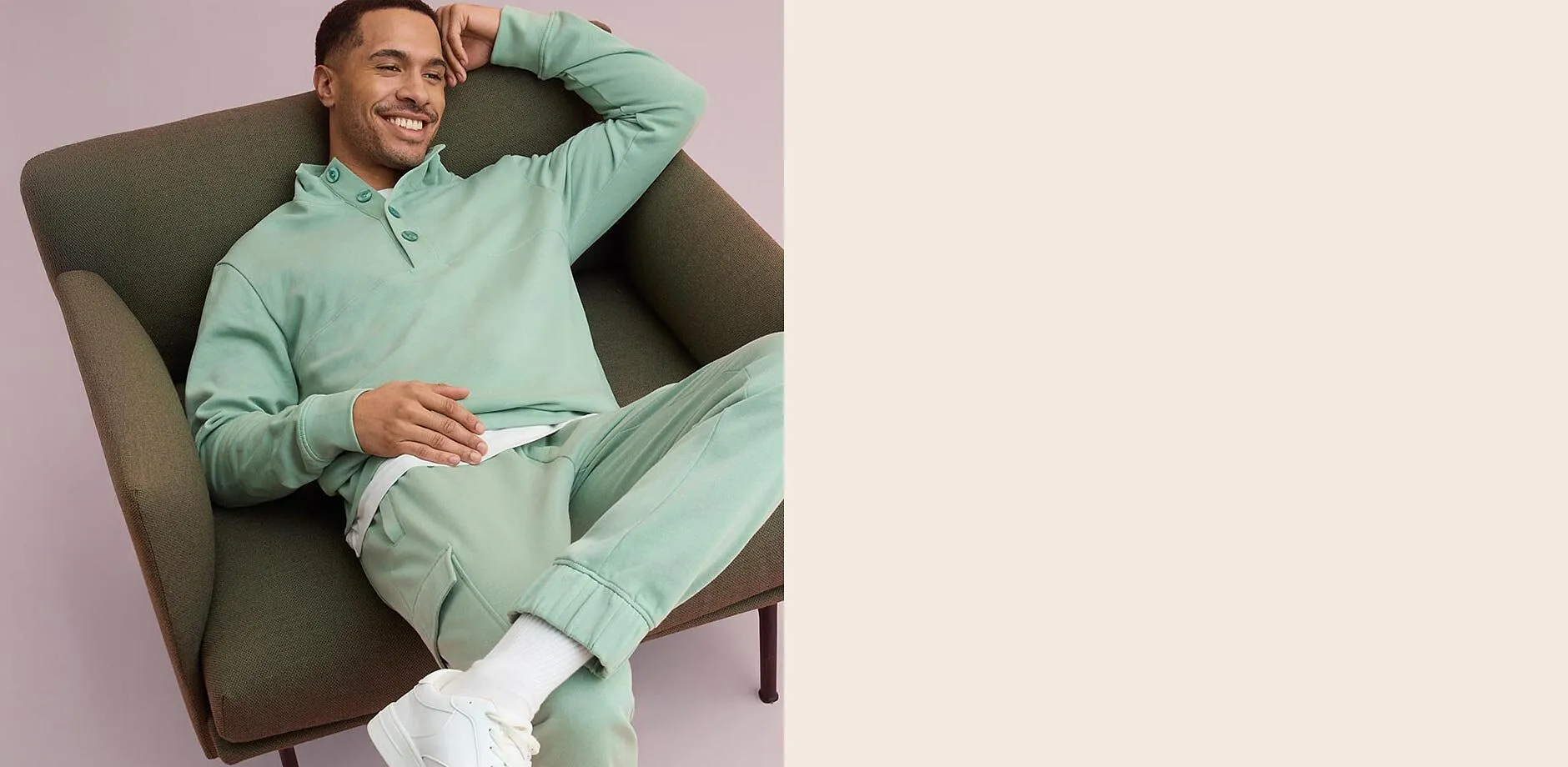 Felpa verde menta e pantaloni della tuta abbinati.