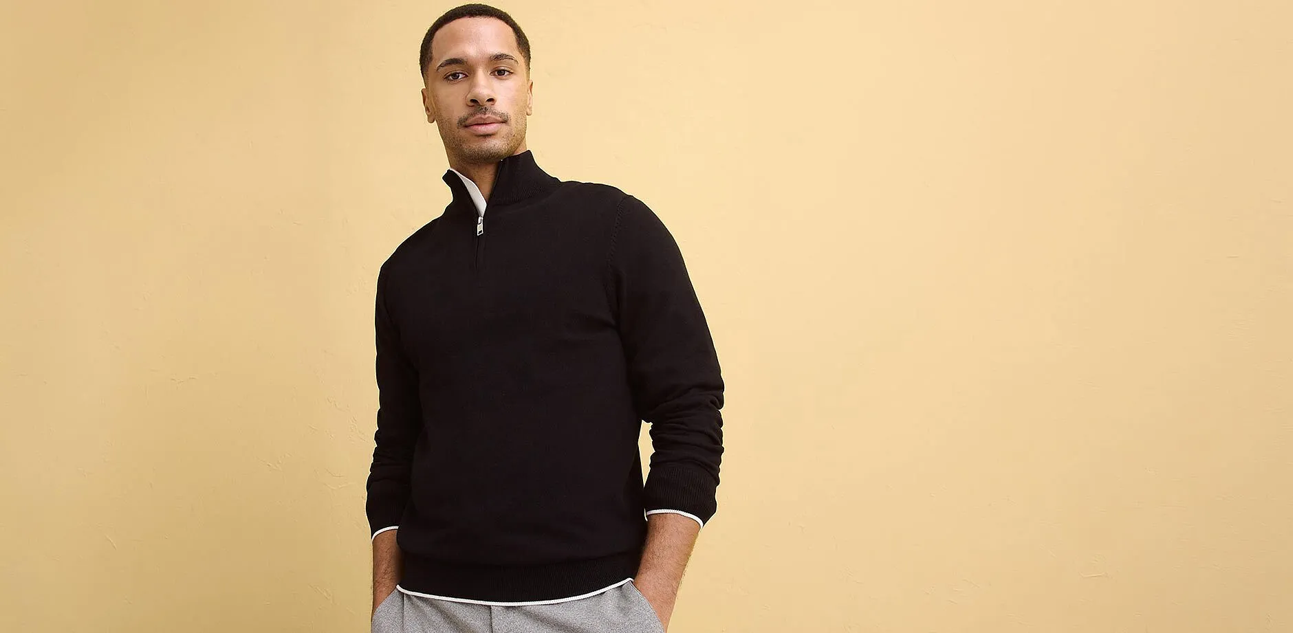  Pullover semplice e scuro con collo alto.