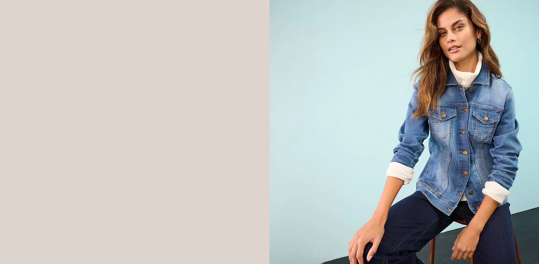 Look composto da giacca di jeans, camicia bianca e pantaloni scuri.