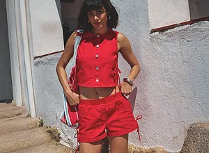 Look estivo rosso brillante: Gilet senza maniche con bottoni e shorts corti. Stiloso e leggero. 