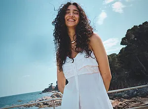 Un abito estivo bianco leggero irradia freschezza e relax sulla costa. 