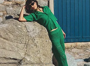 Verde estivo: lavorazione all'uncinetto e stoffe fresche per un look estivo affascinante.
