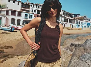 Outfit estivo con top marrone.