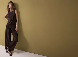 Tailleur pantalone marrone con gilet senza maniche e pantaloni ampi. Un look casual e intramontabile per diverse occasioni.