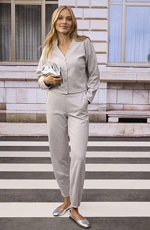 Elegante competo grigio con scollo a V, completato da ballerine argentate