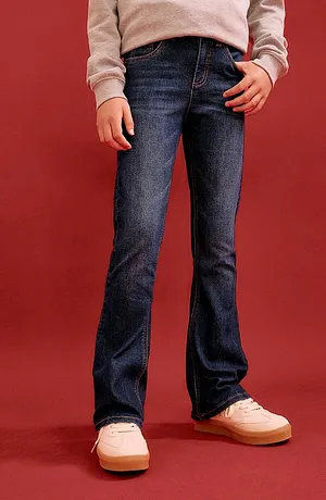 Jeans comodi e maglione grigio, completati da sneaker color pastello: un look casual per tutti i giorni.