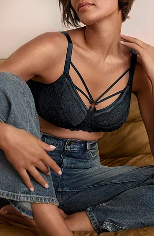 Reggiseno nero in pizzo con spalline sottili abbinato a jeans casual.