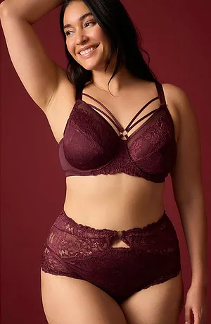 Elegante lingerie in pizzo bordeaux con spalline decorative e vita alta.