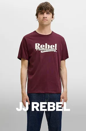 T-shirt color borgogna con scritta bianca "Rebel philosophy".