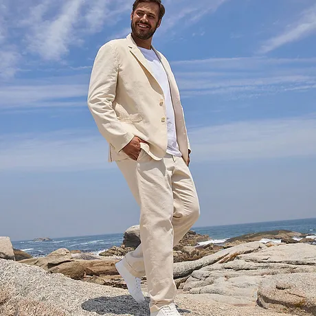  Elegante abito estivo color crema: blazer leggero, pantaloni e t-shirt bianca, scarpe chiare abbinate. 