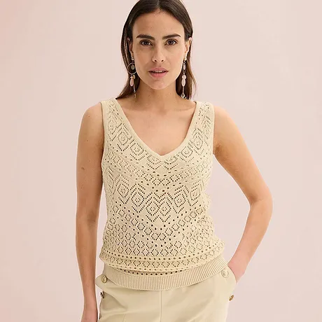 Top smanicato in maglia crochet color crema con motivo filigranato e scollo a V. 