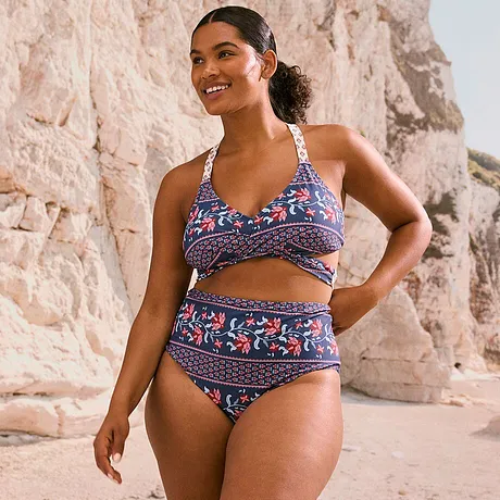Bikini all'americana con slip a vita alta nei toni del blu e rosa.