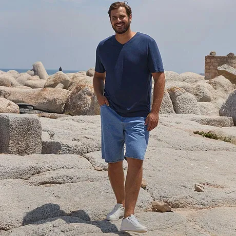 Moda estiva: t-shirt blu casual e pantaloncini azzurri. 