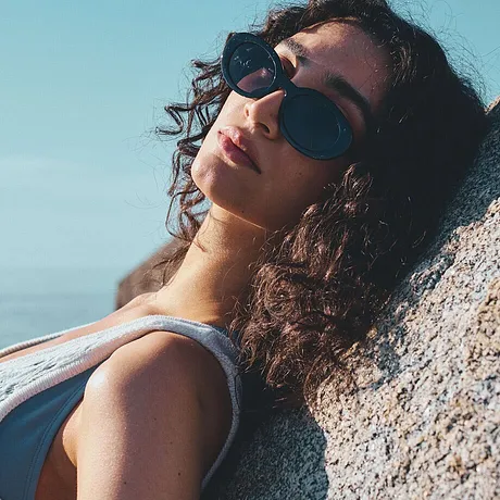 Occhiali da sole stilosi e costume intero estivo: la moda mare perfetta per le giornate calde.