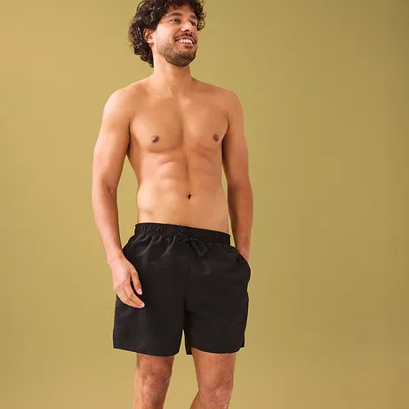 Pantaloncini da bagno neri esaltano la figura atletica.
