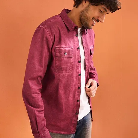 Camicia color vinaccia con effetto lavato.