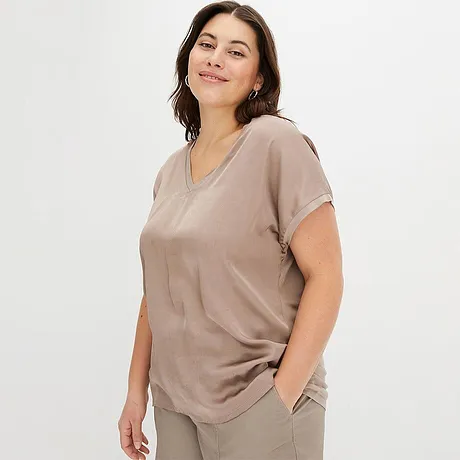 Comoda maglietta beige con scollo a V e maniche corte.