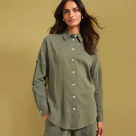 Camicia casual verde oliva con abbottonatura.