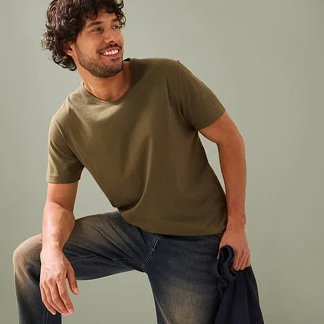 Look casual: t-shirt verde oliva a maniche corte, abbinata a jeans scuri.