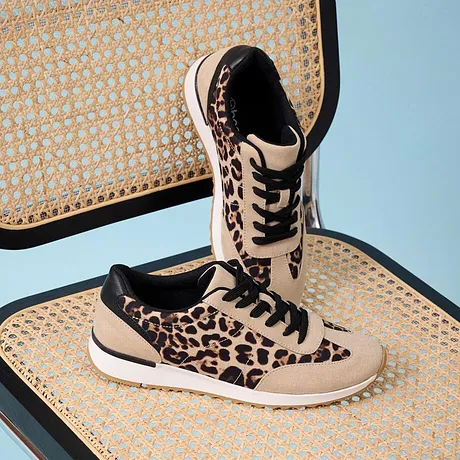 Sneakers sportive con motivo leopardato.