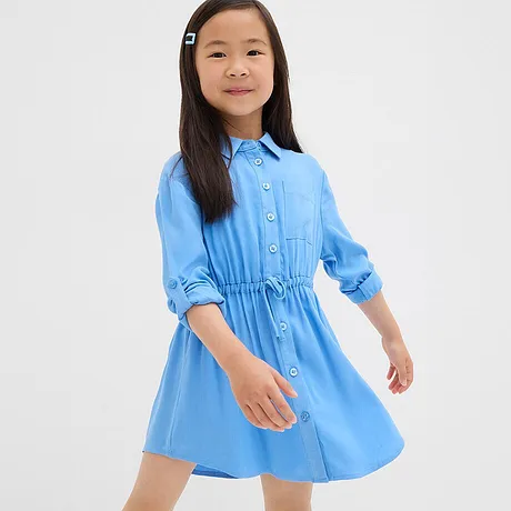 Abito a camicia per bambina con abbottonatura e cintura in vita. Maniche a tre quarti e taglio ampio per un comfort ottimale.