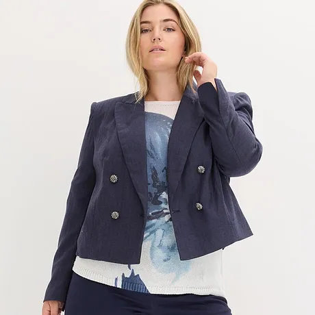 Giacca blu navy sopra un top blu a fantasia.