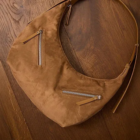 Elegante borsa in pelle marrone con diverse cerniere.