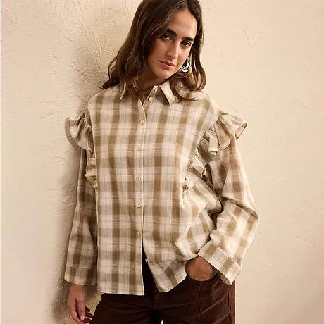 Camicia a quadri con volant sulle spalle, tonalità beige e marroni.