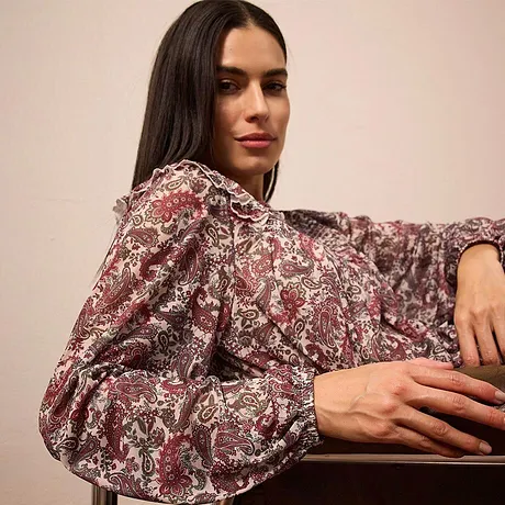 Maglia a maniche lunghe con motivo floreale in bordeaux e crema.