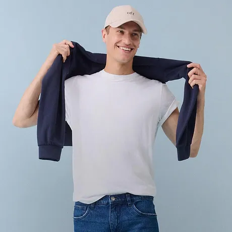 Maglietta bianca, jeans blu e giacca scura.