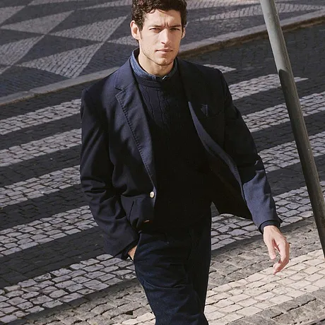 Elegante giacca scura con pantaloni abbinati. 