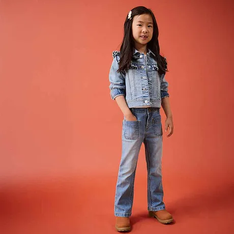 Look denim casual: giacca di jeans e jeans slavati. Scarpe marroni completano l'outfit. 