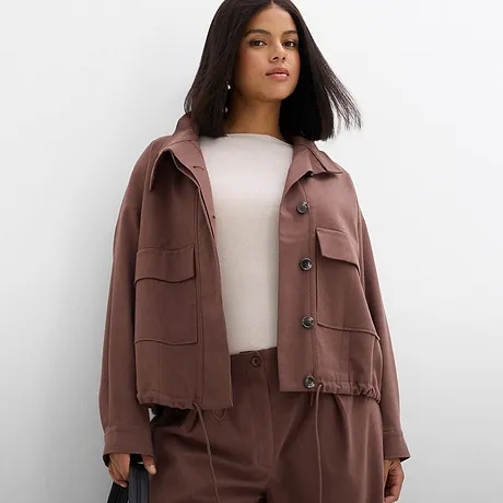 Un'elegante combinazione di blazer oversize marrone e pantaloni coordinati. 