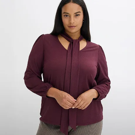 Elegante blusa color vinaccia con colletto a fiocco. 