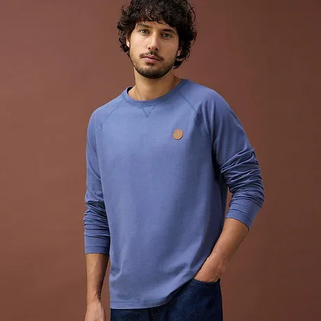Maglia blu a maniche lunghe con scollo rotondo e piccolo logo sul petto.