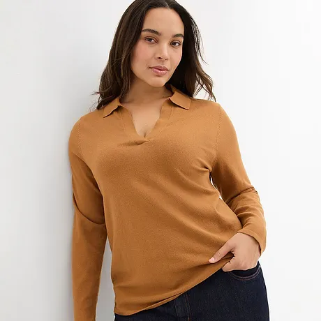 Maglione marrone con scollo a V e colletto, abbinato a jeans scuri.