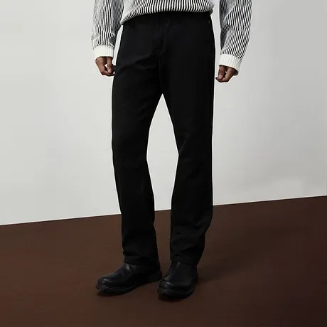 Pantaloni termici neri con cinta comoda.