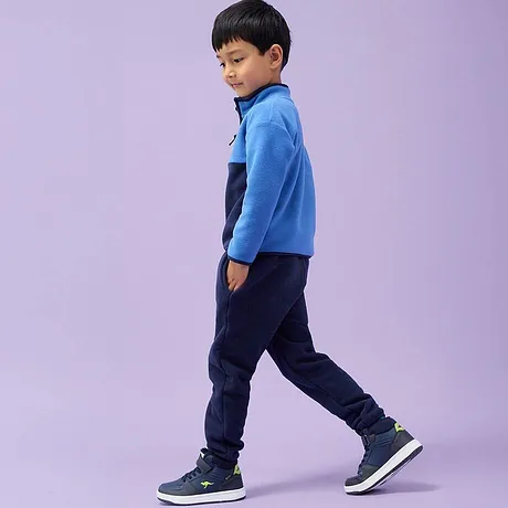 Giacca blu in pile, jeans scuri e sneaker blu navy.