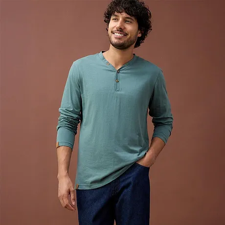 Maglia serafino a maniche lunghe verde menta con abbottonatura.