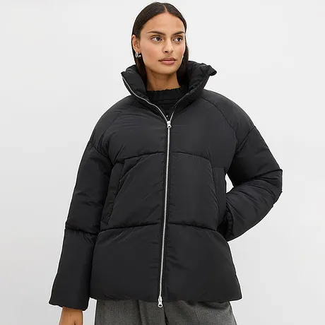 Giacca trapuntata nera con collo alto e chiusura lampo.